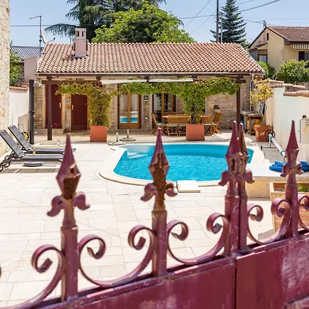 Rustic Diana With Pool Near Rovinj *